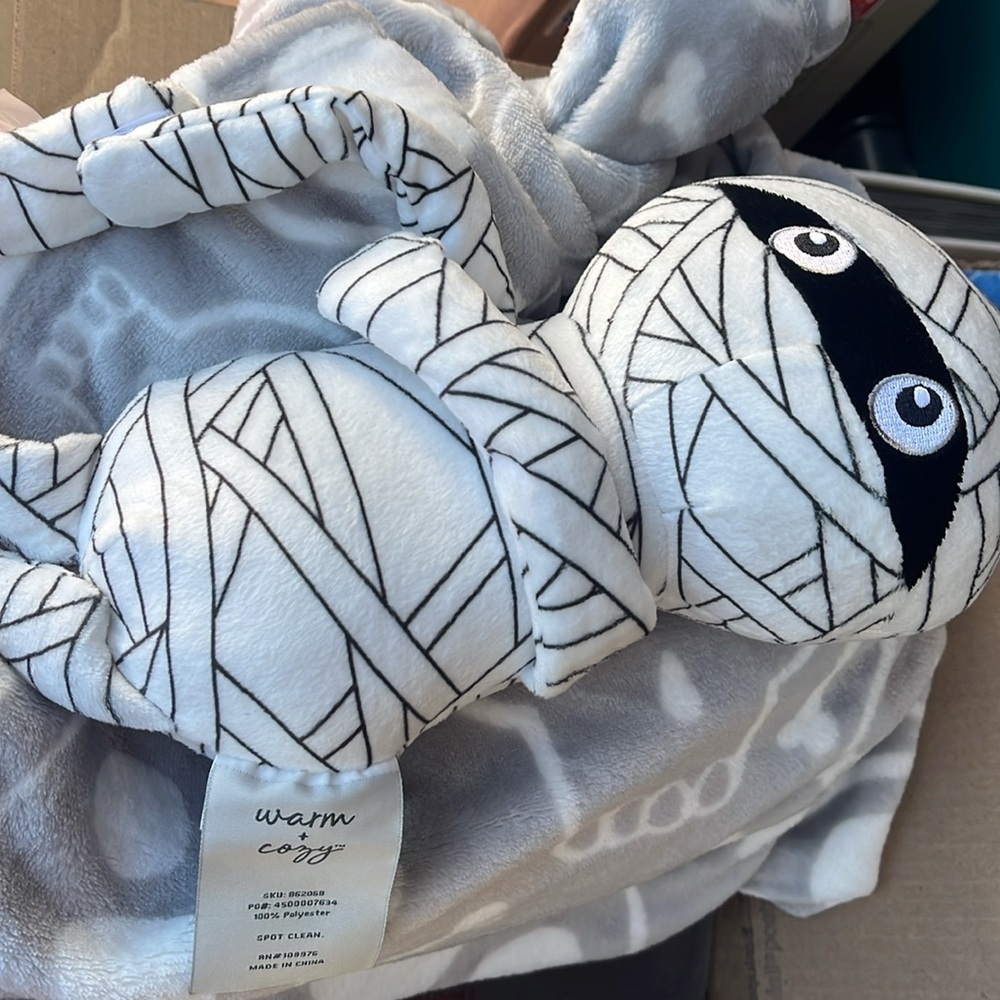 Mummy Plush Toy with Gray Skull Blanket - Picture 3 of 3
